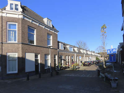 908546 Gezicht op de woningen aan de even zijde van de Piet Heinstraat te Utrecht, vanaf de Abstederdijk.